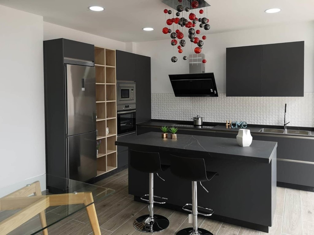 Cocinas con muebles negros: ¡la última tendencia en decoración! - Cocinas