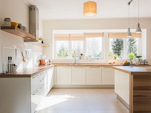 Mi cocina es poco luminosa: ¿qué consideraciones tomar para lograr más luz?